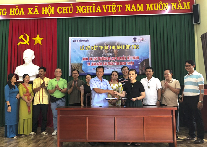 Đại diện Khoa Du lịch Trường Đại học Nguyễn Tất Thành ký kết hợp tác với Làng gốm Bàu Trúc